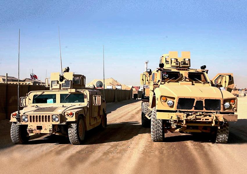 Humvee (на фото слева) и Oshkosh L-ATV в Афганистане