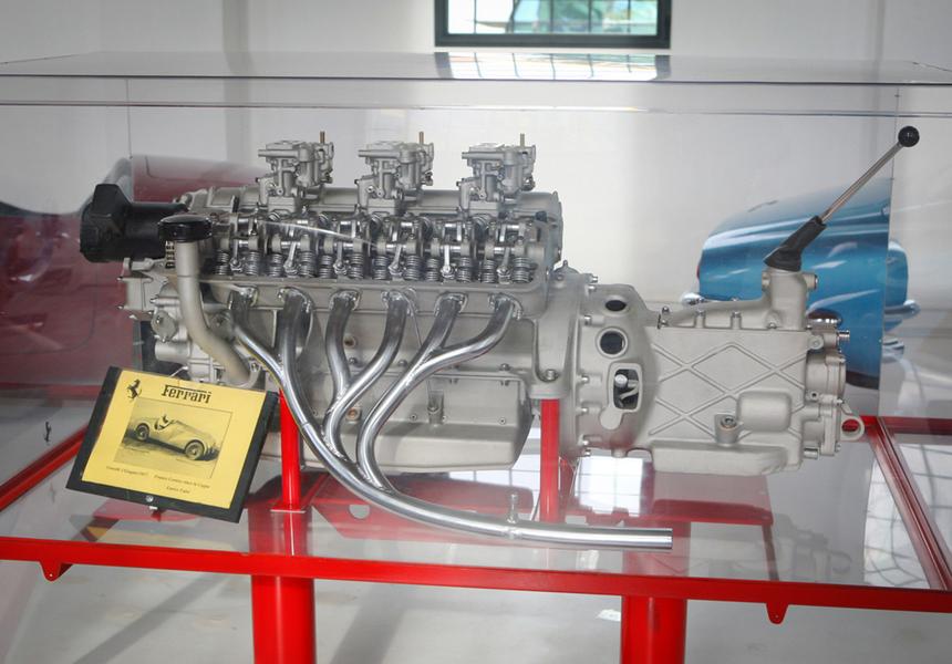 Установленный на Ferrari 125 S полностью алюминиевый 1.5-литровый V12 развивал 100 л.с. при 7000 об./мин. и сочетался с 5-ступенчатой механической коробкой передач