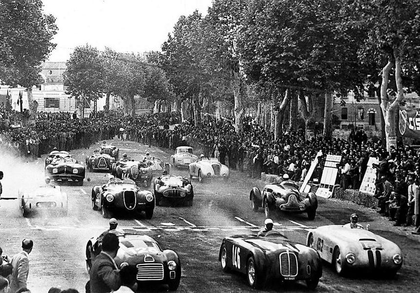 Ferrari 125 S (крайняя слева в первом ряду) на старте Гран При Рима. В этот день 25 мая 1947 года был открыт счет победам команды из Маранелло