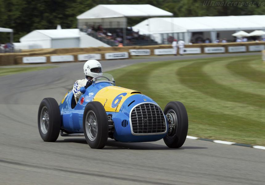 Ferrari 166 F2 и Ferrari 166 FL (на фото), на которых выступал Хуан-Мануэль Фанхио, были окрашены в цвета аргентинского флага