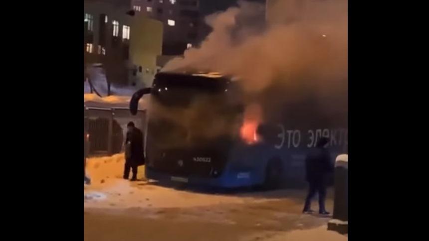 Это пожаробус: ещё один пассажирский «КамАЗ» сгорел в Москве (видео)