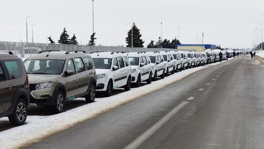 Все эти новенькие Lada Largus не попадают к дилерам. Мы знаем, почему (фото)