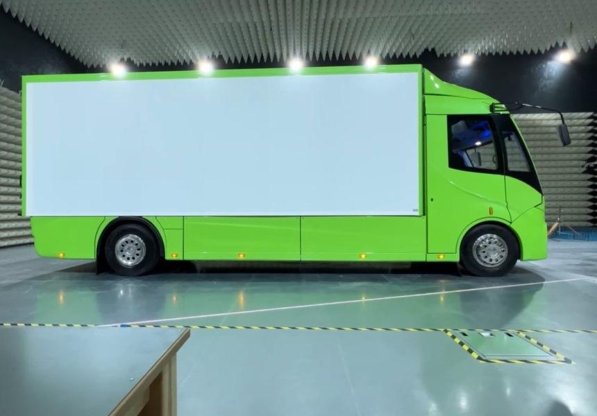 Белорусский ответ Tesla Semi: руль по центру, батарейки и китайский мост