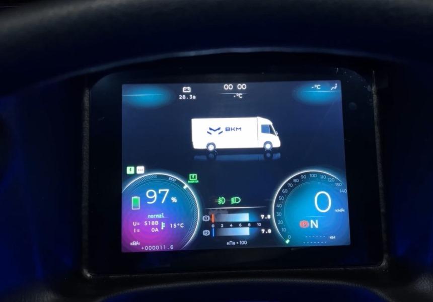 Белорусский ответ Tesla Semi: руль по центру, батарейки и китайский мост