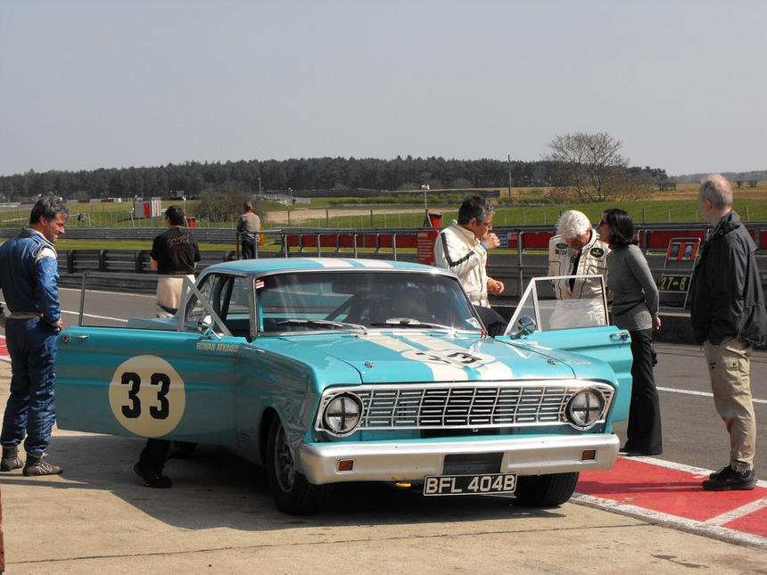 Ничего смешного: на чем ездит Мистер Бин (в его гараже нет ни одного Porsche)