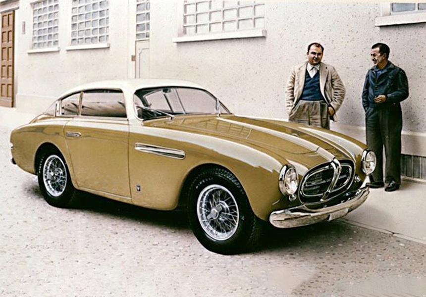 Хосе Фройлан Гонсалес (слева) у Ferrari 212 Inter с кузовом от ателье Vignale, которая предназначалась Хуану Доминго Перону. Президент Аргентины на этой машине откроет автодром "17 октября" в Буэнос-Айресе.