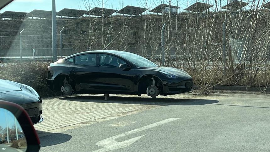 Современный вандализм: автохулиганы украли колеса с новых автомобилей и разбили панорамные люки