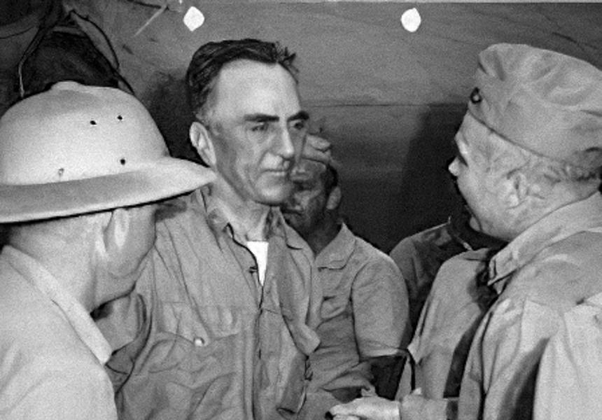 Ноябрь 1942 г. Эдди Рикенбакер спасен после вынужденного приводнения самолета и трех недель пребывания на плоту в волнах Тихого океана