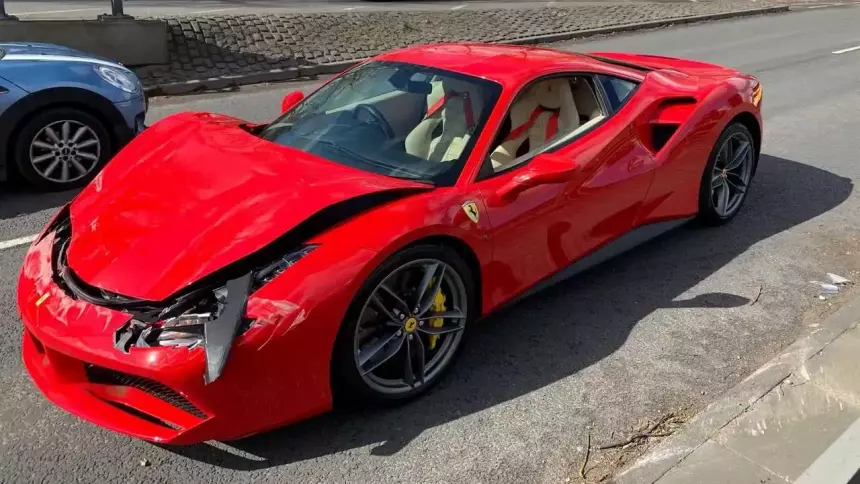 3 км — именно столько потребовалось владельцу нового Ferrari 488, чтобы разбить автомобиль