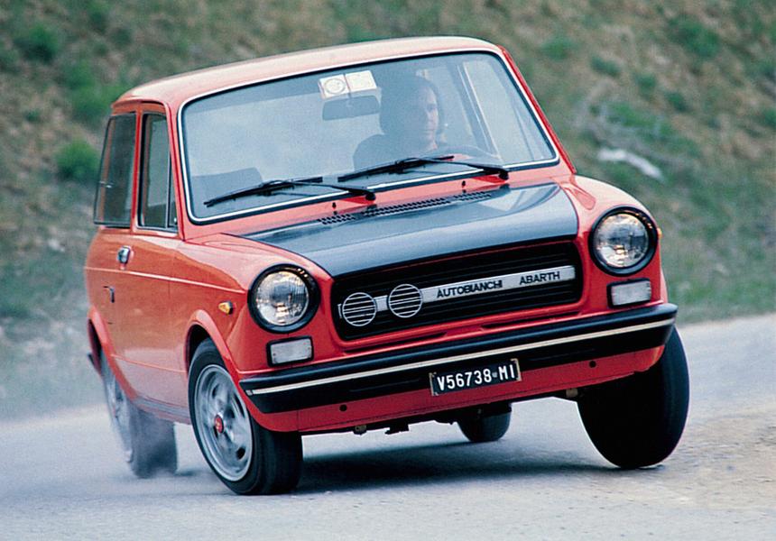 Хэтчбек A112 Abarth (аналогичный был у Энцо Феррари) выпускали под марками Lancia и Autobianchi. Последний как раз на фото