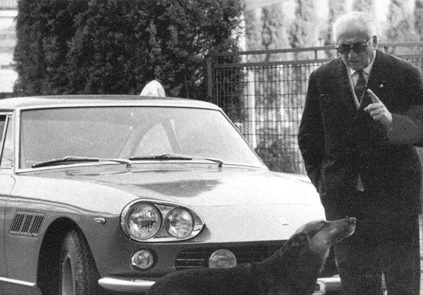 В решетку радиатора купе Ferrari 330 GT 2+2 из личного гаража Энцо Феррари тоже интегрировали непременные противотуманки Luсas.
