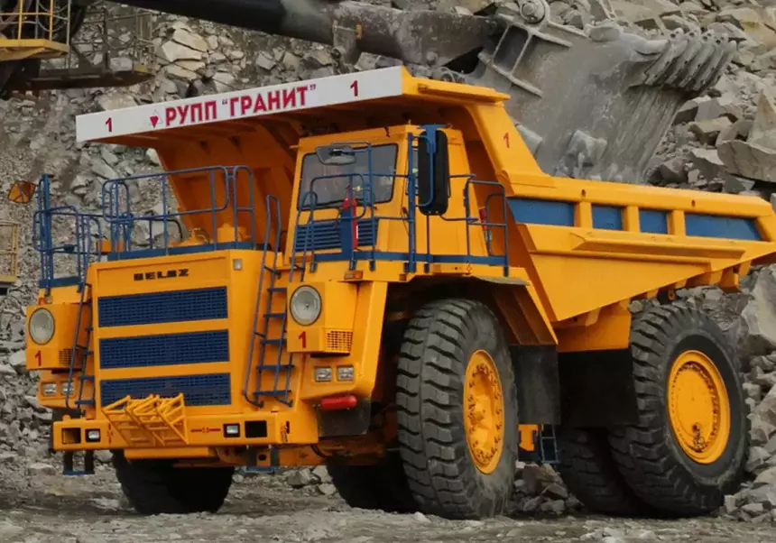 «БелАЗ» выпустил 90-тонный карьерный самосвал с газовым двигателем
