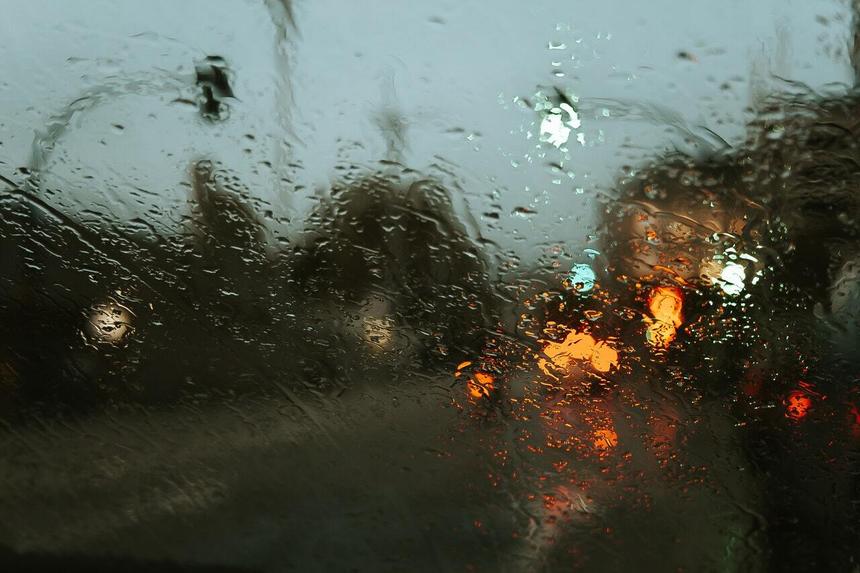Скользкие улицы: 7 советов водителям при движении в дождь