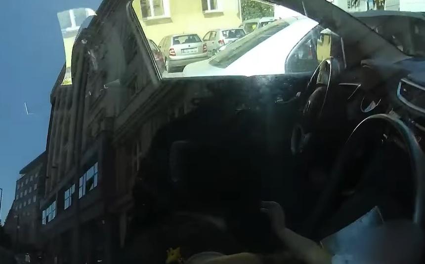 Родители года: полицейским пришлось разбить окно автомобиля, чтобы спасти ребёнка от жары (видео)