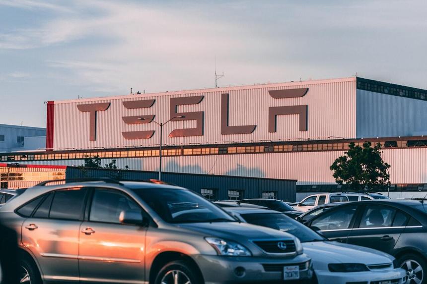 Илон Маск считает «стыдными» цены на автомобили Tesla