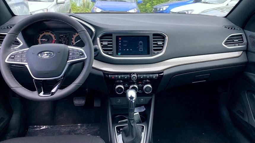 Салон новой Lada Vesta рассекретили на «живых» снимках
