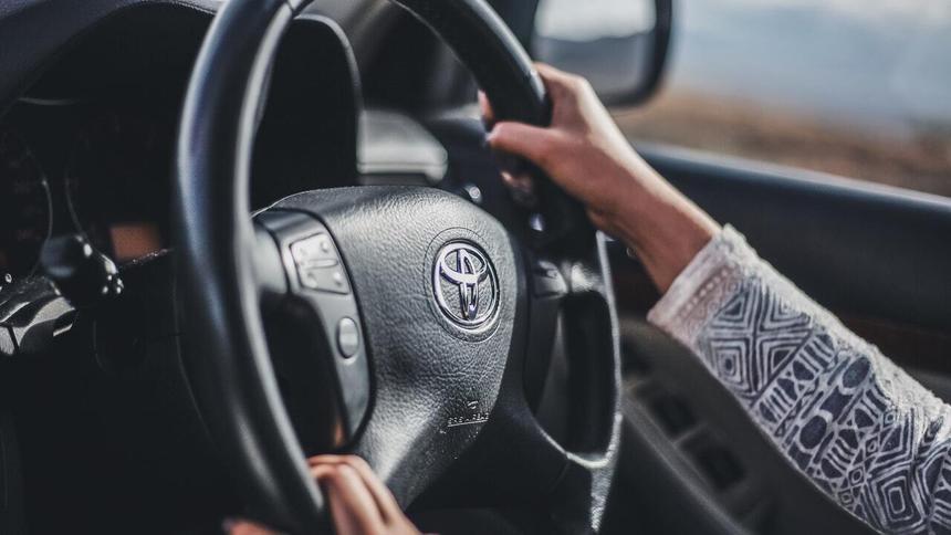 Прибыль Toyota упала почти в 2 раза