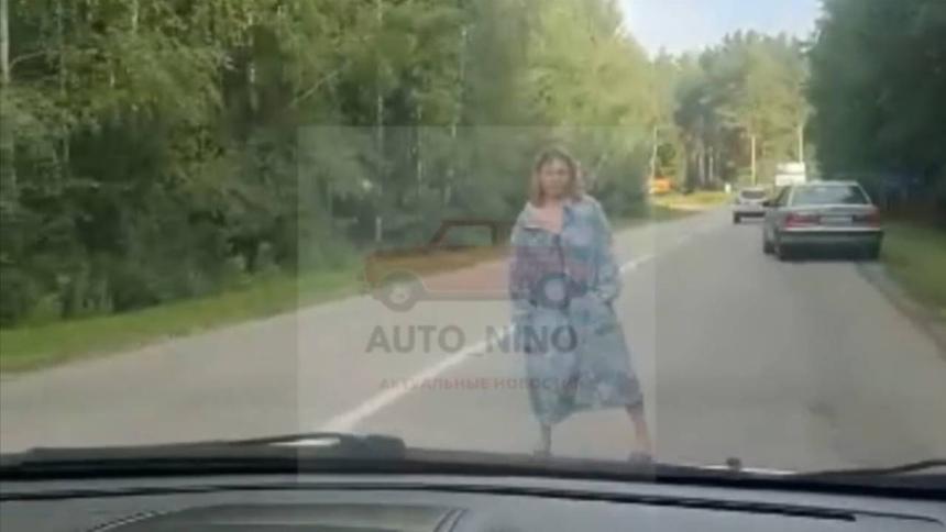 В Нижнем Новгороде водителям преграждает путь «призрак невесты»  