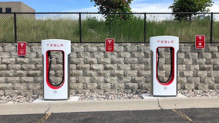 Зарядные станции Tesla признаны нелегальными