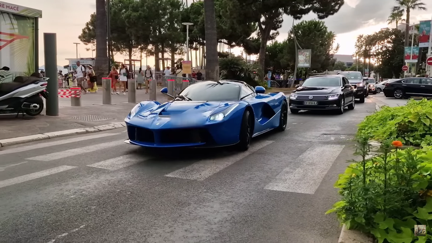 Уличный парковщик не смог справиться с управлением и разбил LaFerrari