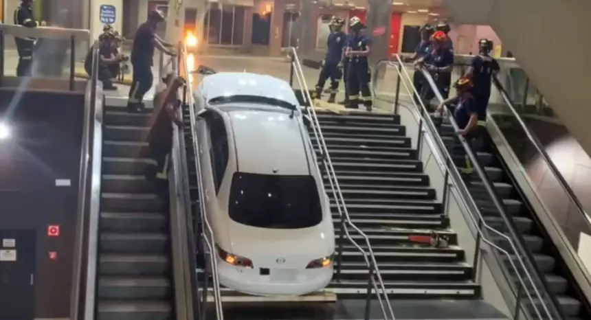 Угонщик автомобиля в Испании застрял на ступенях автовокзала