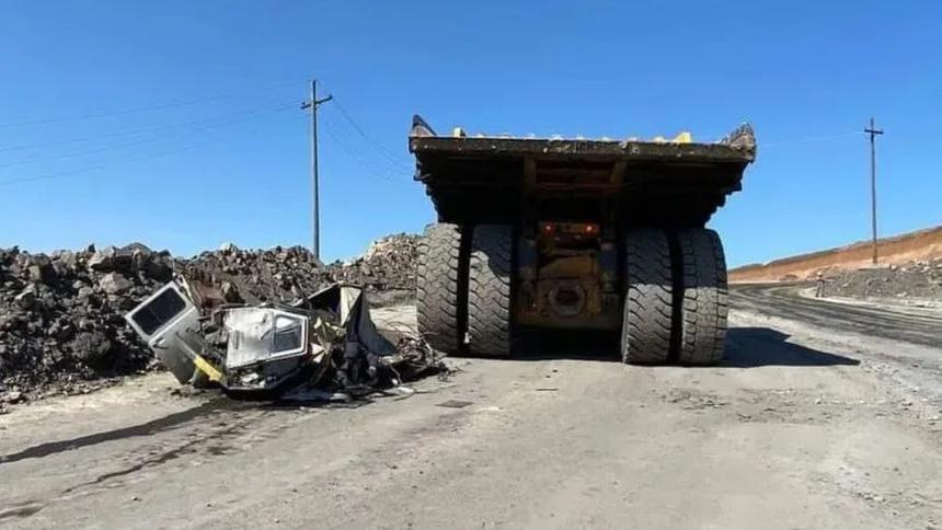 БелАЗ раздавил уазовскую «буханку», в которой ехали пятеро рабочих  