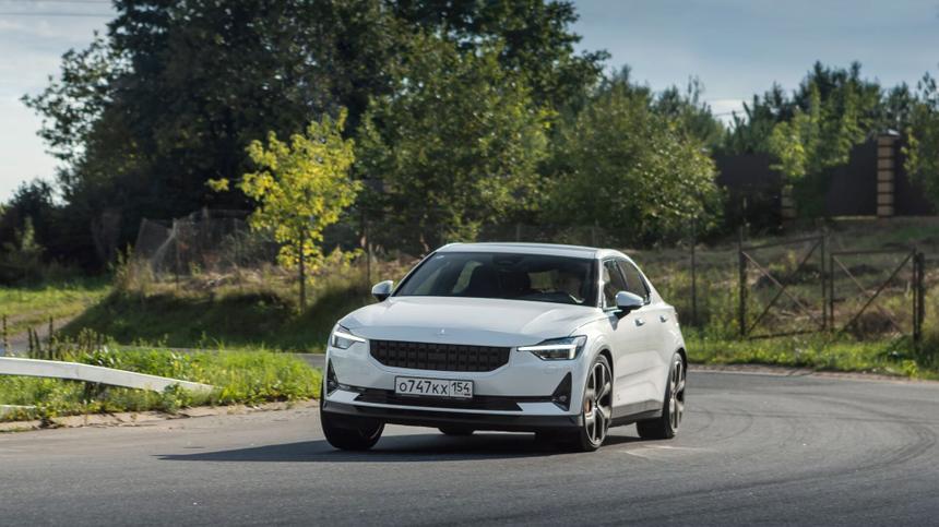 Даже если с приличным перебором хода резко повернуть руль, Polestar 2 скорее удивит способностью войти в поворот, чем спасует под такой провокацией. Передняя ось вообще никогда не «плужит» мимо траектории — она или цепляется, или скользит уже синхронно с задней.