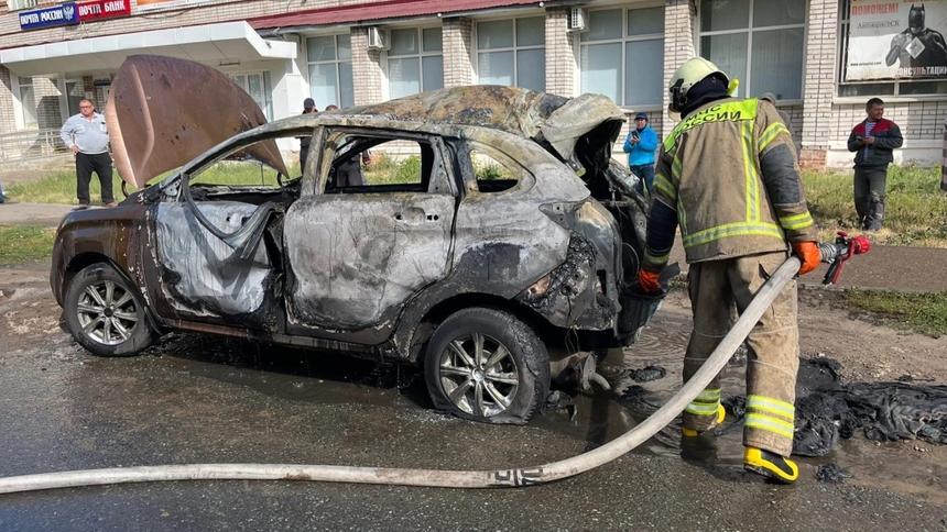 Владелец Lada Xray закурил в машине и взорвал газовый баллон, но выжил