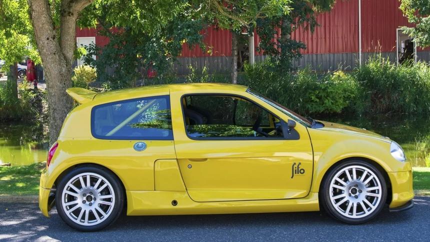 Старенький Renault Clio V6 продали за огромную сумму