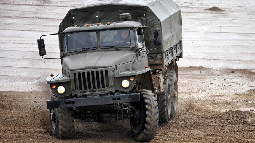 Водитель военного «Урала» нарочно протаранил гражданскую Lada Granta