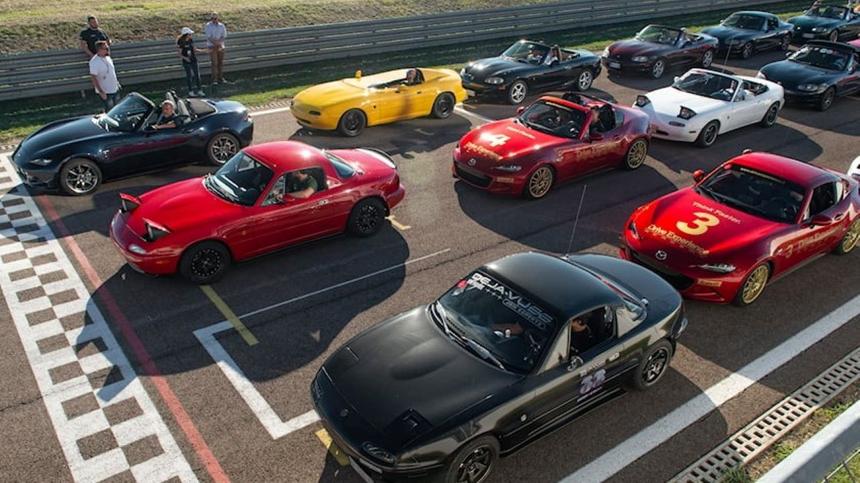 Владельцы Mazda Miata установили рекорд по количеству машин в одном месте