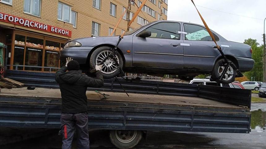 Власти Великого Новгорода открыли охоту на брошенные автомобили