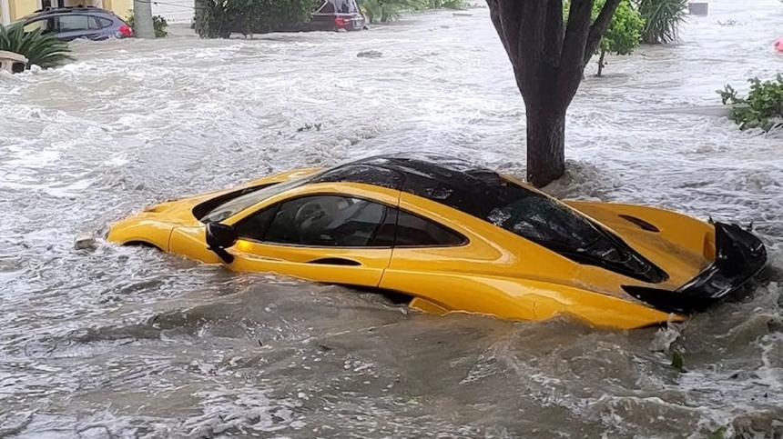 Во Флориде из-за урагана утонули несколько новых эксклюзивных автомобилей