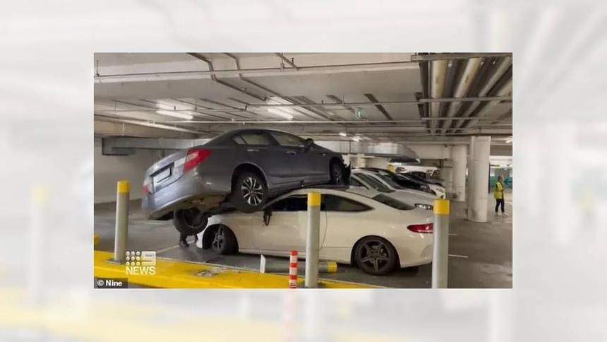Водитель загнала свою Honda на крышу Mercedes на оживлённой парковке