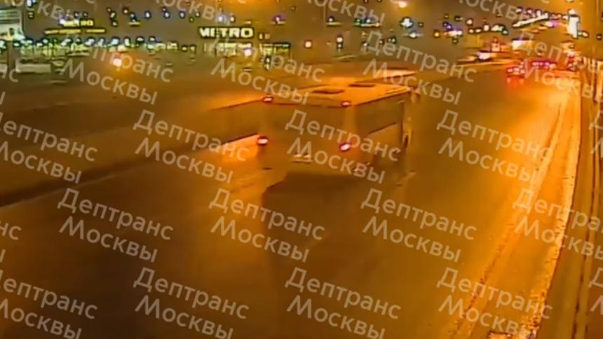 52 машины, мотоцикл и автобус столкнулись в Москве