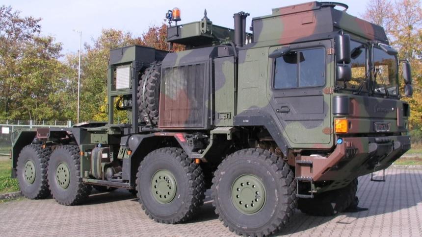 Немцы научили военные грузовики езде гуськом – без участия человека