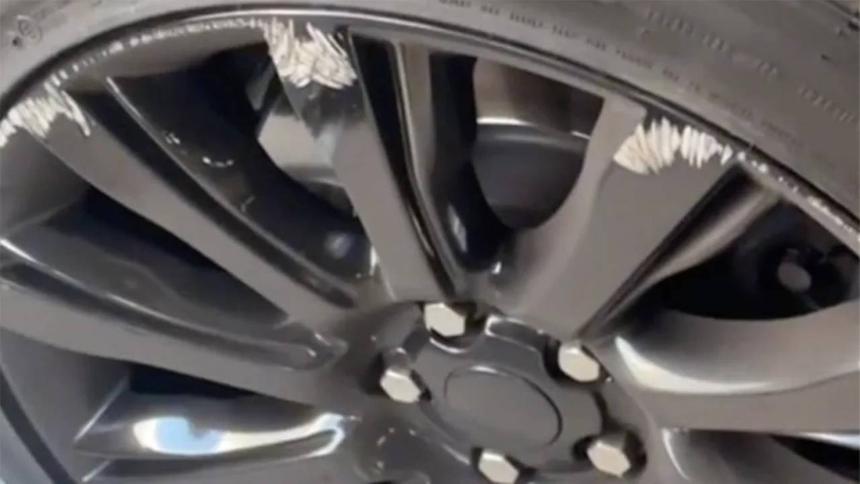 Стилист показала, как бюджетно спрятать царапины на колесе BMW