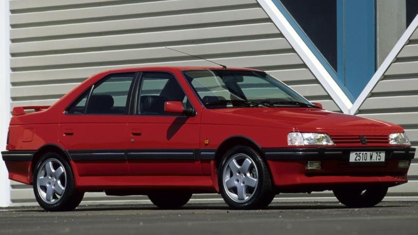 Peugeot 405 сам завёлся, загорелся и попал в ДТП