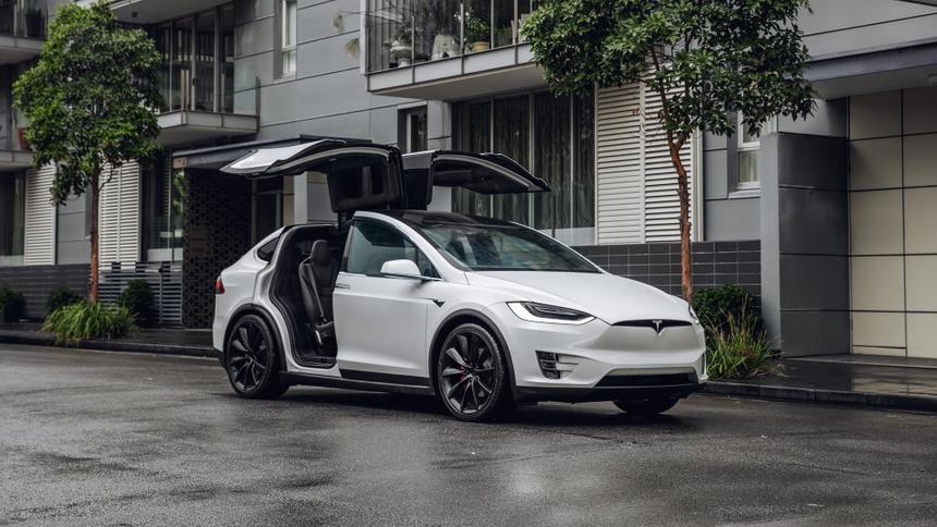 Tesla отзывает 80 тыс. автомобилей из-за ПО и ремней безопасности
