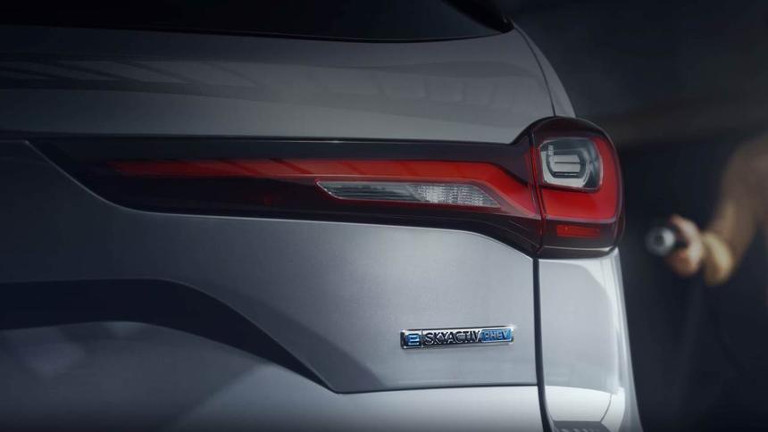 Mazda подразнила автолюбителей новым тизером модели CX-90