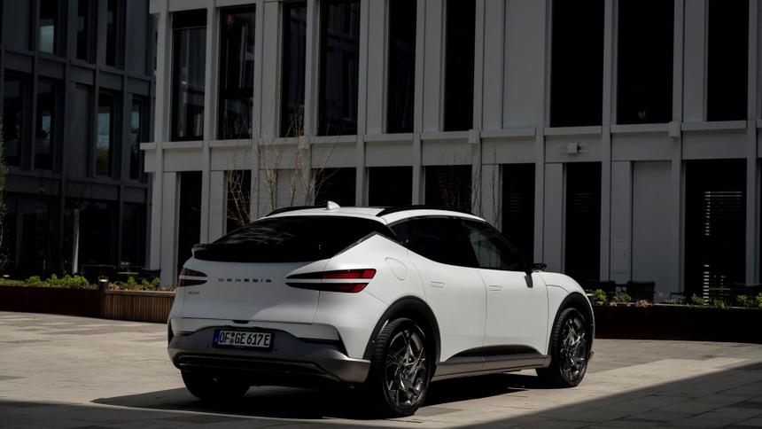 В России начались продажи корейского премиального кроссовера Genesis GV60