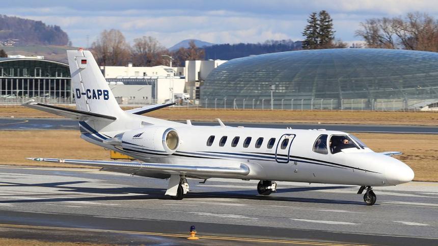 На сайте объявлений продают автодом ЗИЛ-131, перронный Neoplan и бизнес-джет Cessna