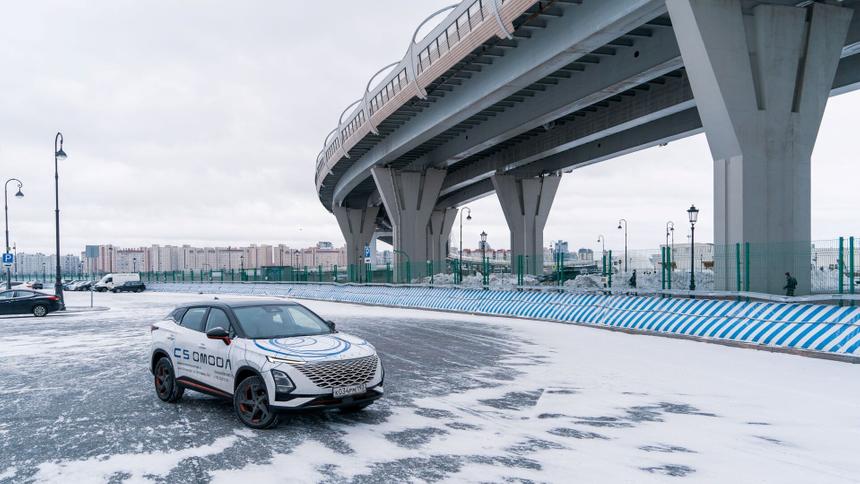 Автомобиль для молодых девушек: тест-драйв Omoda C5