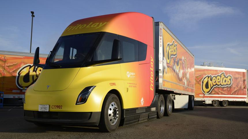 Американские дальнобойщики поделились впечатлениями от грузовиков Tesla Semi