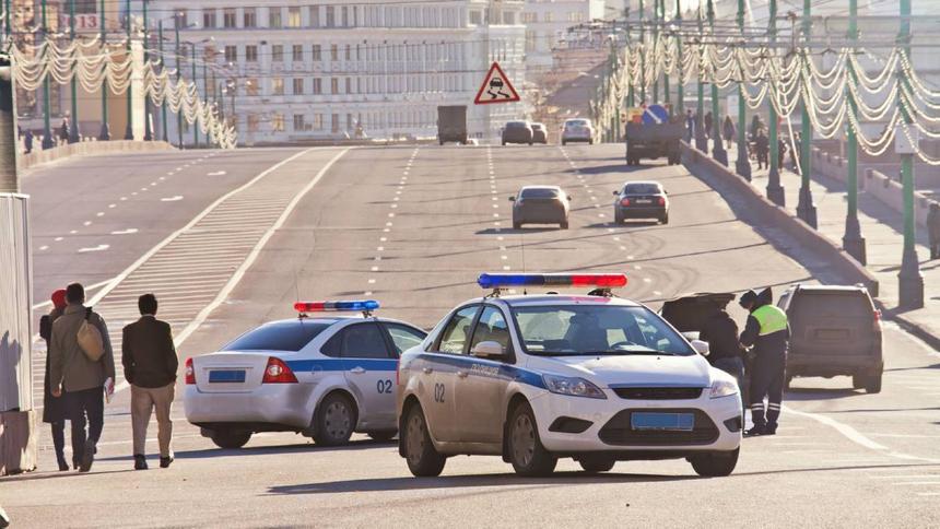 Путин разрешил гаишникам досматривать автомобили россиян