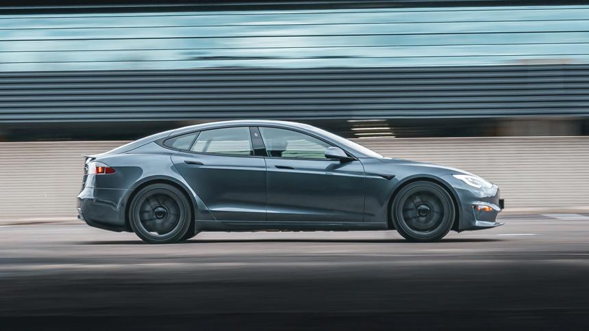 Владельцы Tesla теперь не могут пользоваться круиз-контролем зимой