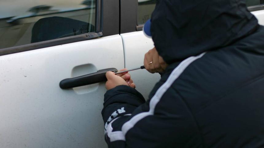 Житель Сочи угнал автомобиль, так как опаздывал на работу