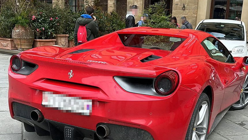 Туриста оштрафовали за вождение Ferrari по исторической площади во Флоренции