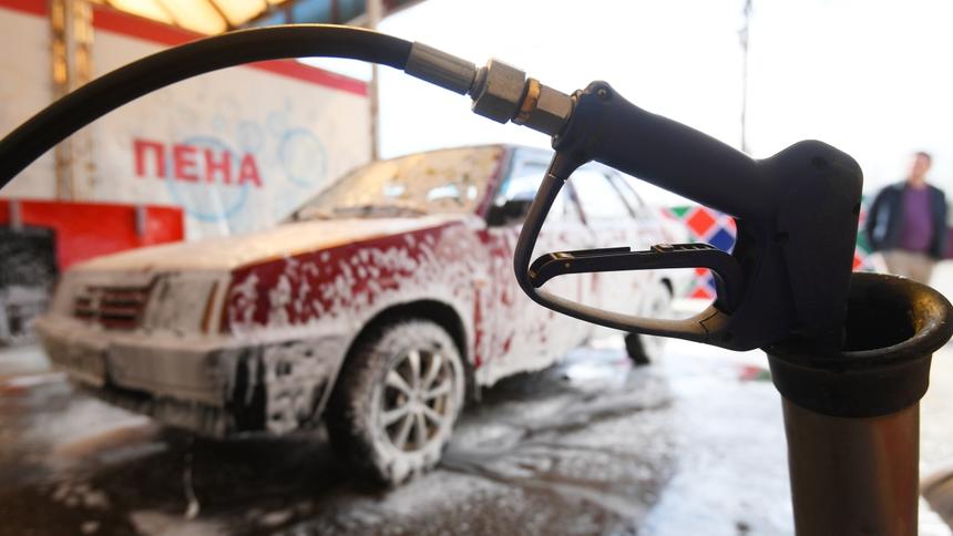 Эксперт Скребов: автовладельцы царапают машины при самомойке