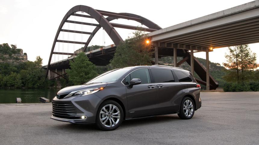 В России появился минивэн Toyota Sienna